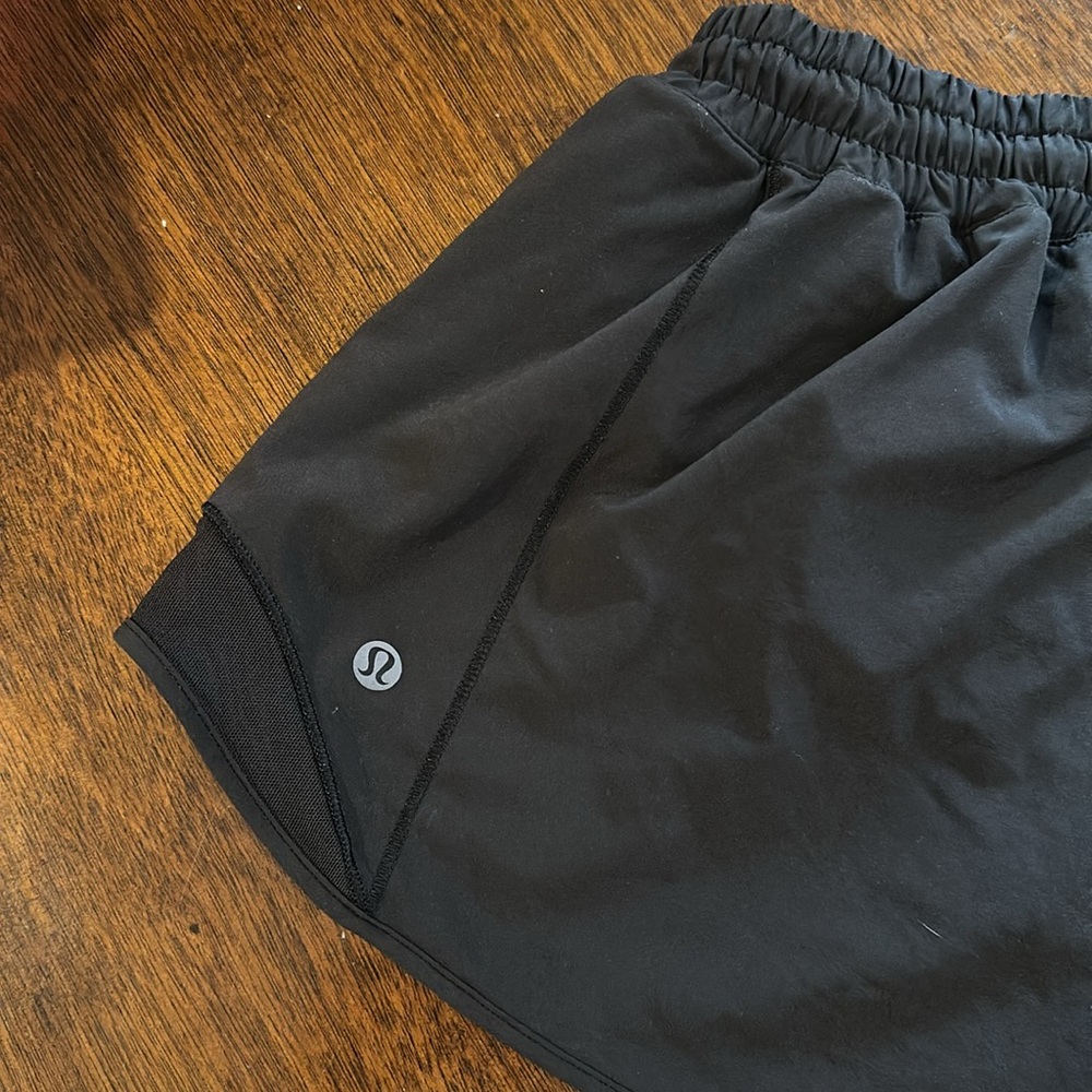 Lululemon Hotty Hot High-Rise Lined Short 4" size 4 in black - Picture 4 of 7
